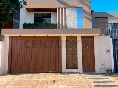 Foto de Casa en venta 3 Habitaciones en suite Zona Sur Doble via la guardia 8vo anillo