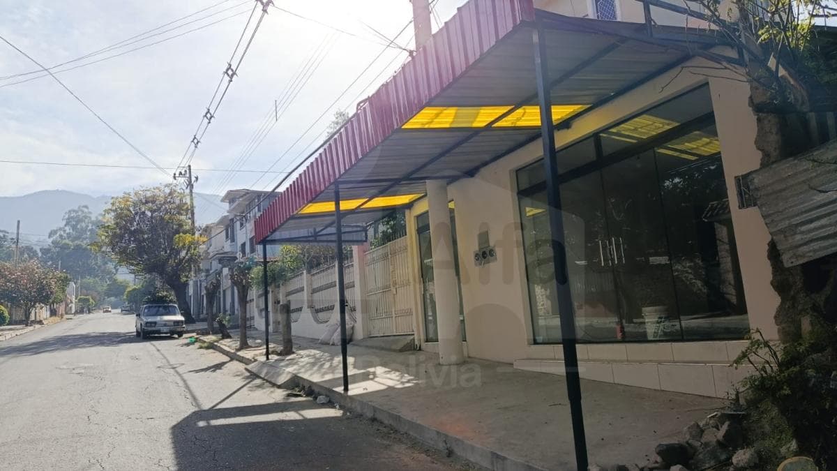 Foto de EN ANTICRETICO local comercial EN ZONA TURISTICA.