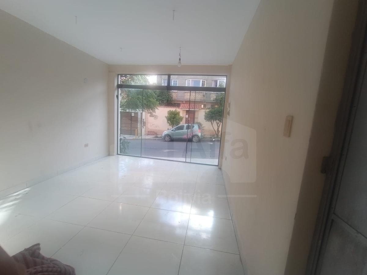 Foto de EN ANTICRETICO local comercial EN ZONA TURISTICA.
