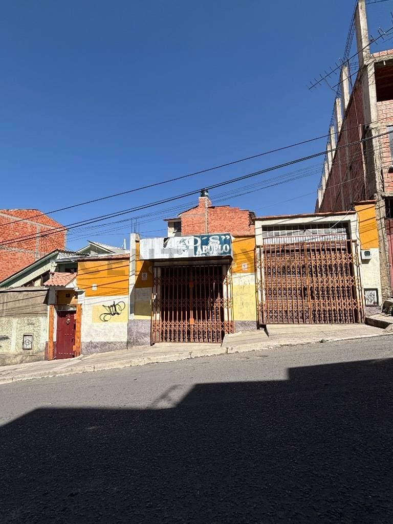 Foto de Casa con Potencial Comercial a una Cuadra y Media de la Terminal Minasa