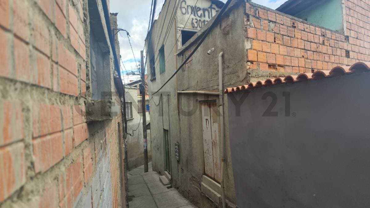 Foto de CASA COMO TERRENO EN ZONA ESTRATÉGICA Y TRANQUILA