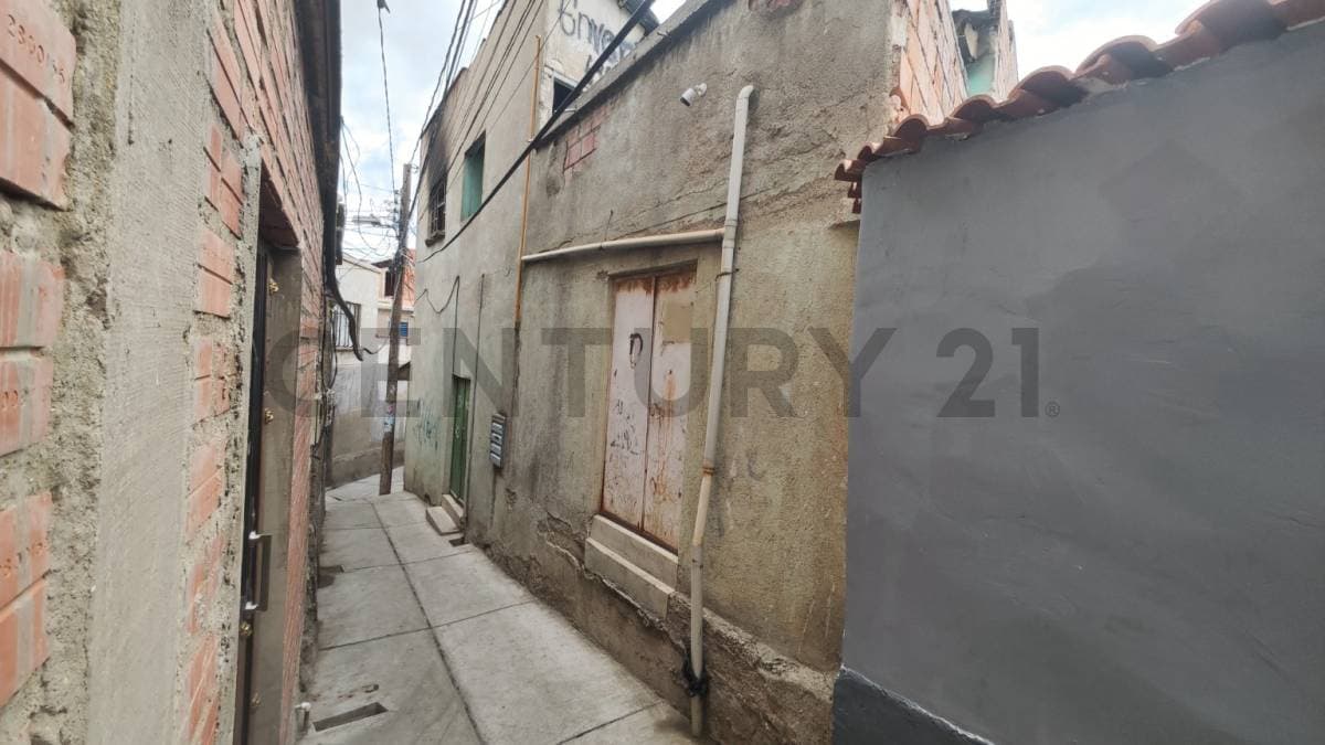 Foto de CASA COMO TERRENO EN ZONA ESTRATÉGICA Y TRANQUILA