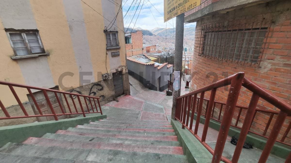 Foto de CASA COMO TERRENO EN ZONA ESTRATÉGICA Y TRANQUILA