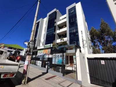 Foto de Alquila este local comercial en la 25 de Calacoto, al lado del mercado Los Pinos
