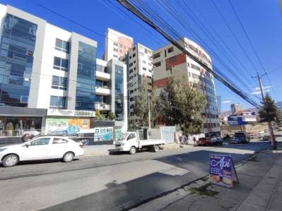 Foto de Alquila este local comercial en la 25 de Calacoto, al lado del mercado Los Pinos