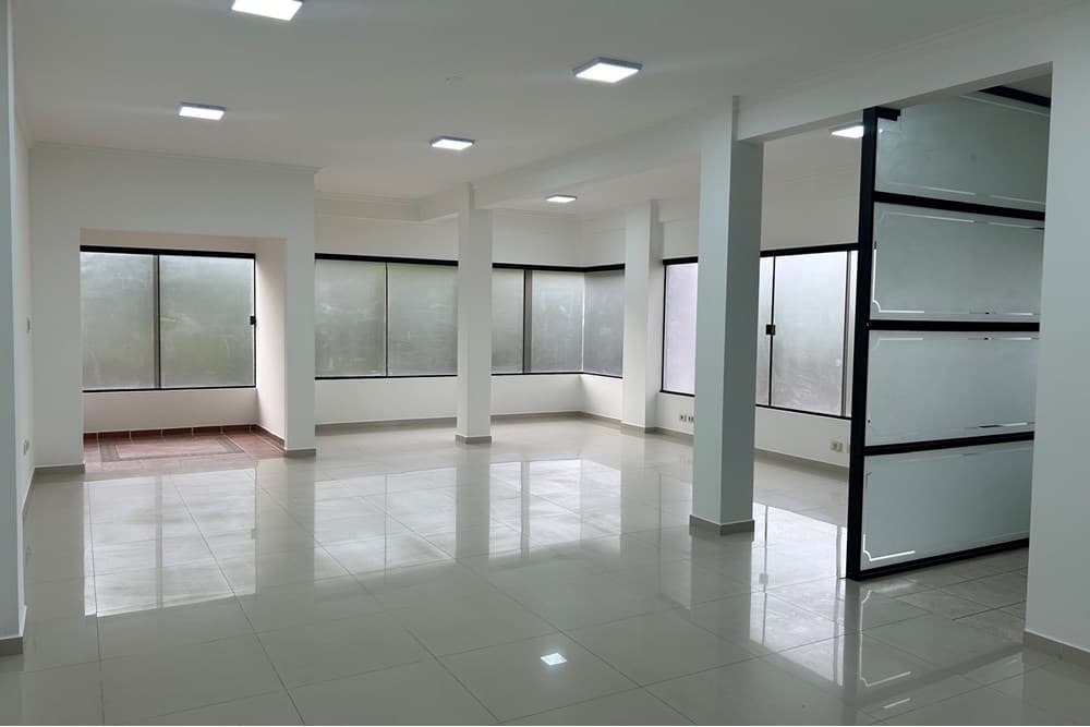 Foto de EDIFICIO COMERCIAL EN ALQUILER SOBRE AVENIDA