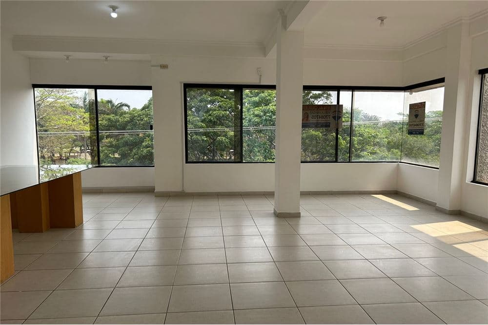 Foto de EDIFICIO COMERCIAL EN ALQUILER SOBRE AVENIDA