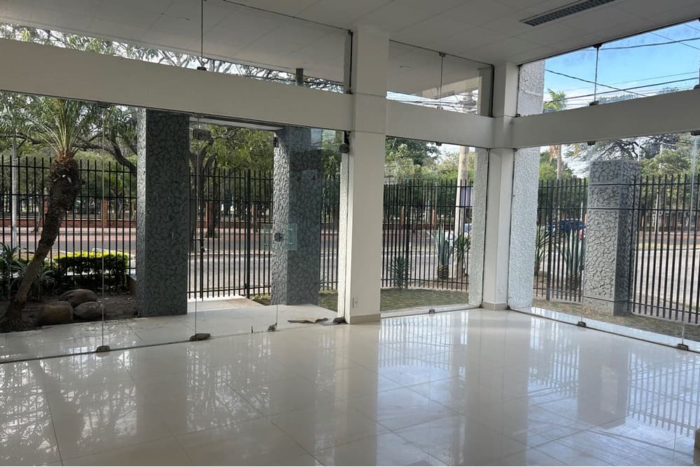Foto de EDIFICIO COMERCIAL EN ALQUILER SOBRE AVENIDA