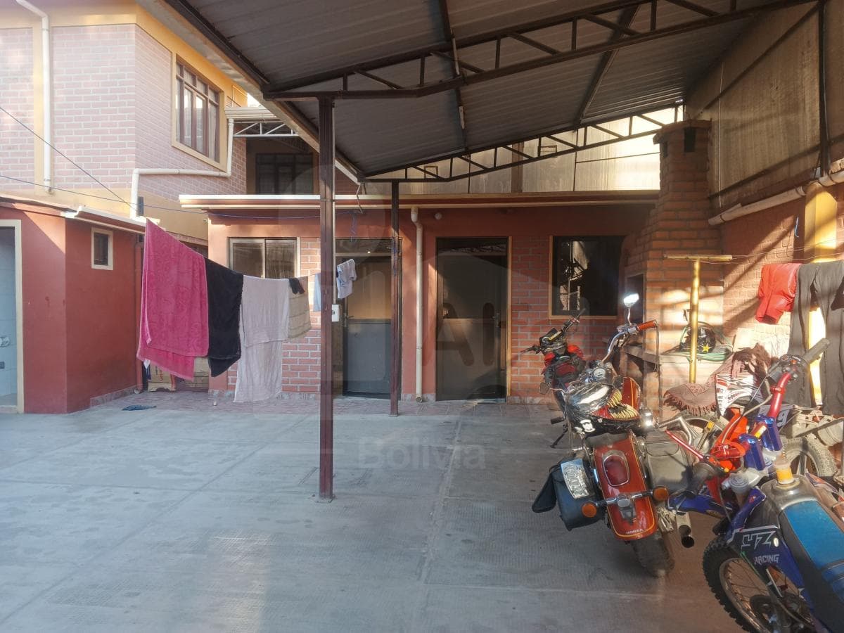 Foto de PLANTA BAJA EN ANTICRÉTICO – CASA INDEPENDIENTE CON 2 TIENDAS