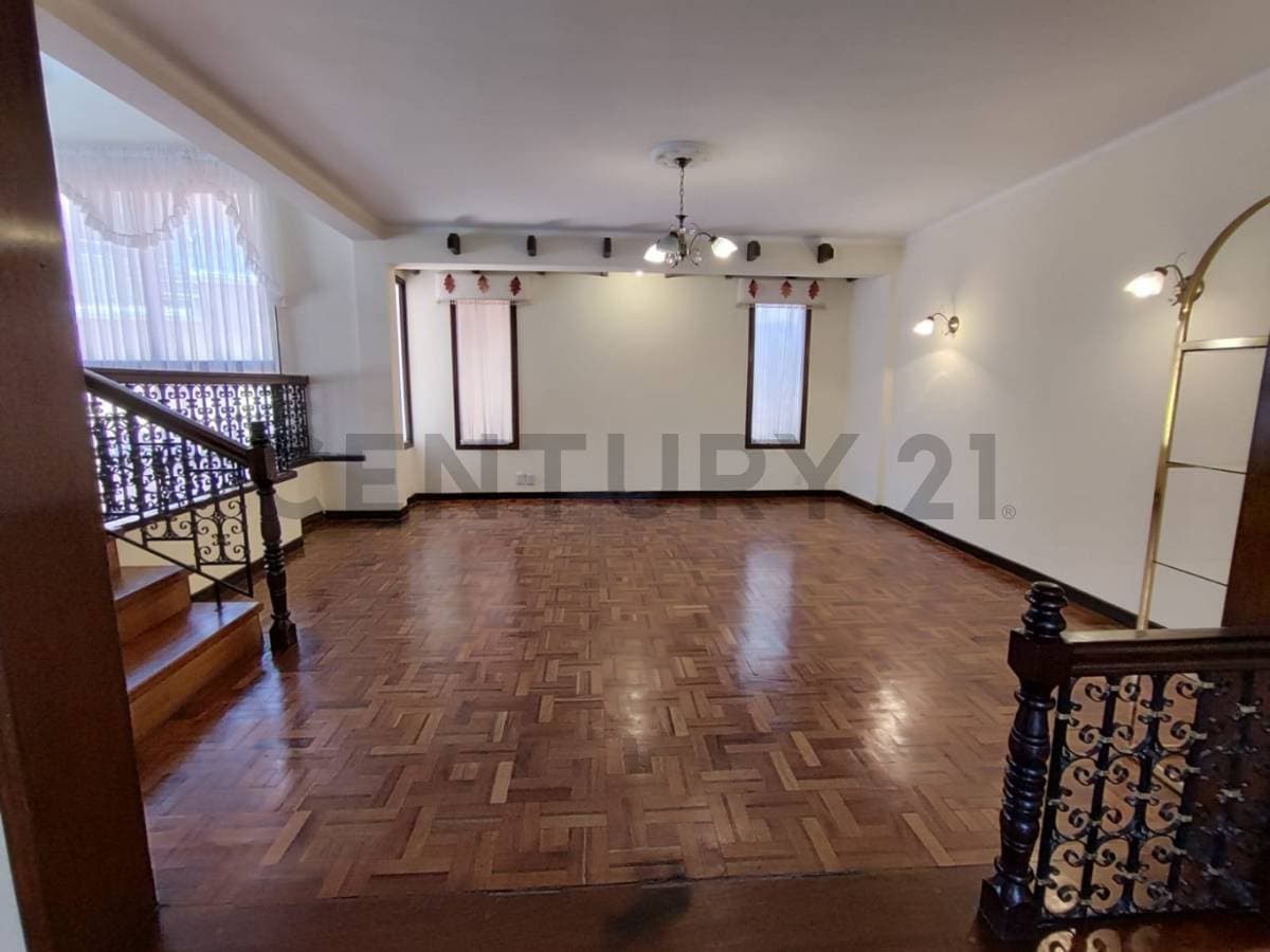 Foto de Casa en alquiler en Obrajes,calle 13 a 2 cuadras de la Av. 14 de Septiembre