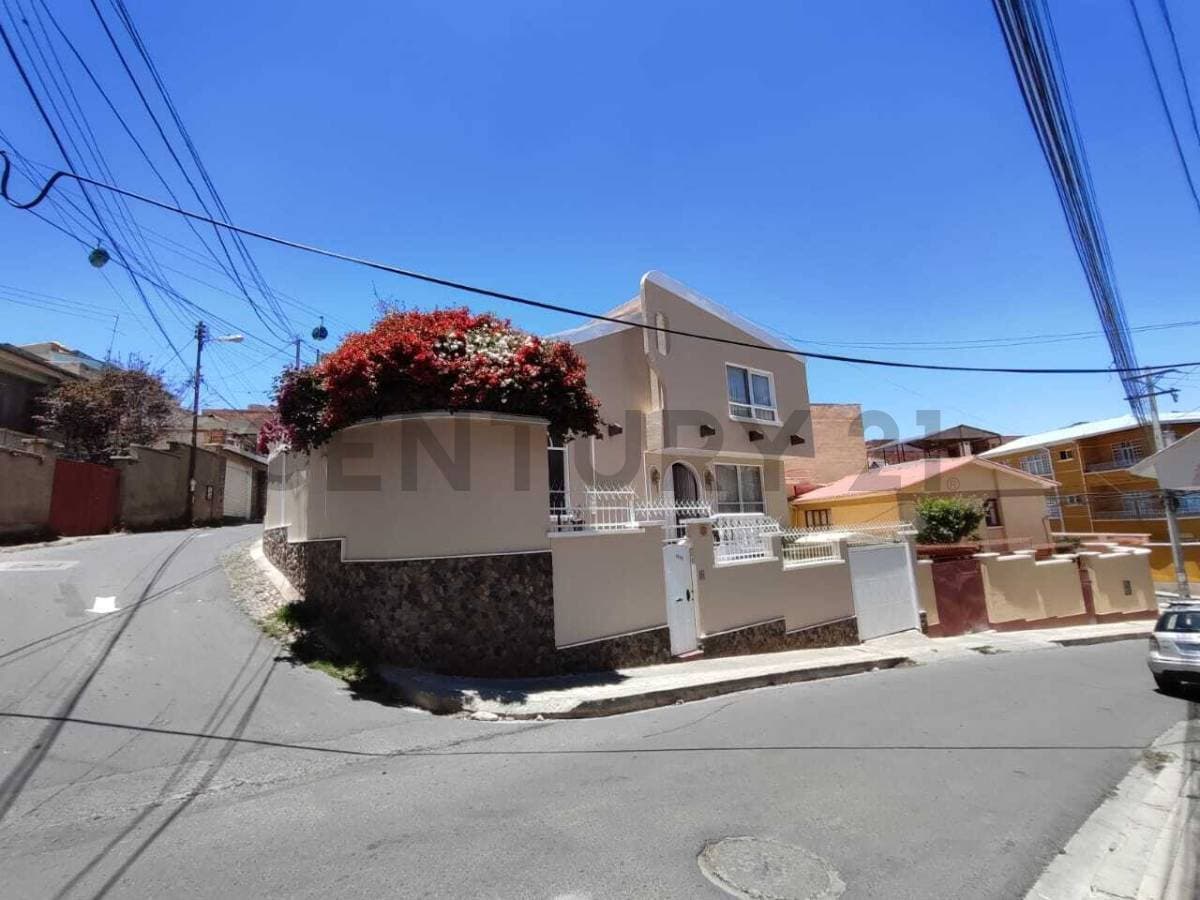 Foto de Casa en alquiler en Obrajes,calle 13 a 2 cuadras de la Av. 14 de Septiembre