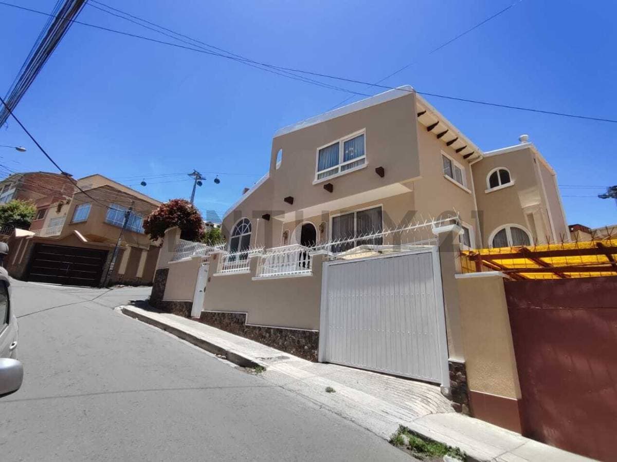 Foto de Casa en alquiler en Obrajes,calle 13 a 2 cuadras de la Av. 14 de Septiembre