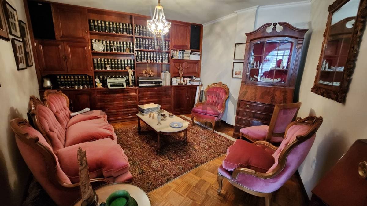 Foto de DEPARTAMENTO EN VENTA – PISO ALTO CON VISTA A LA PLAZA ISABEL LA CATÓLICA