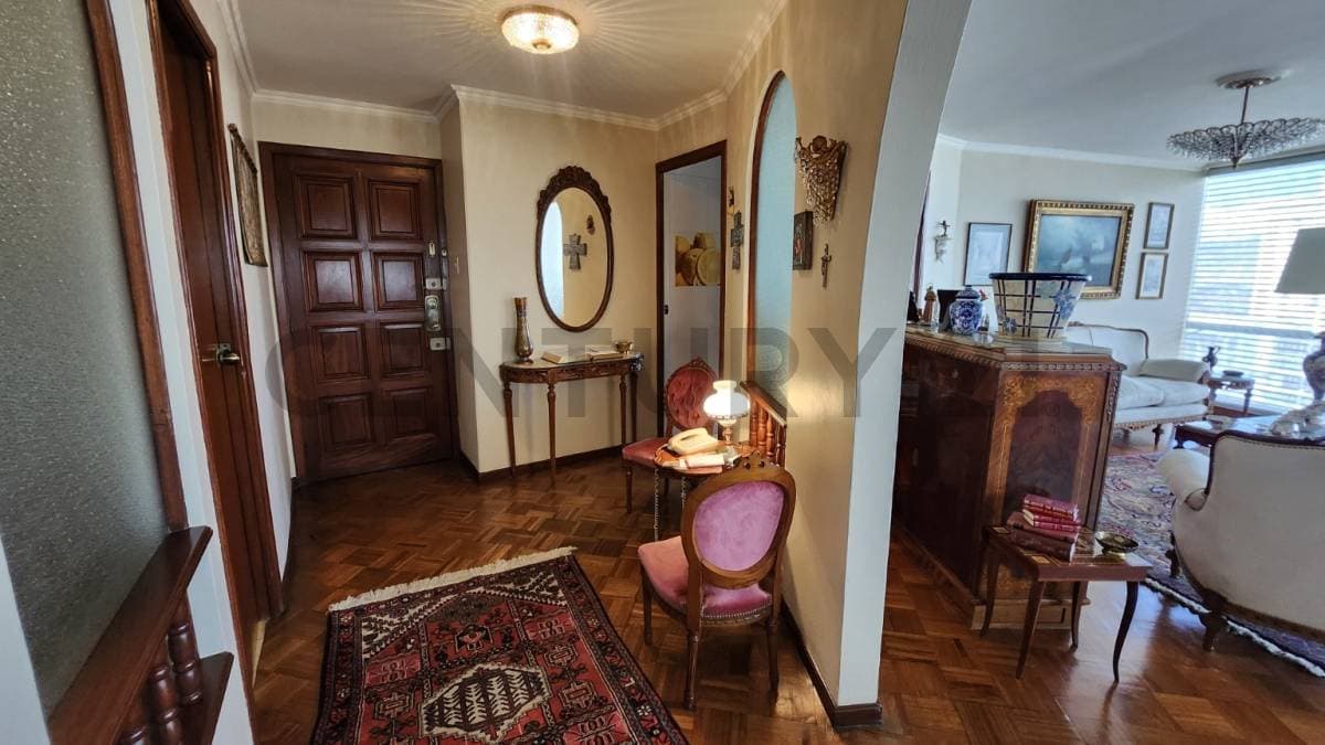 Foto de DEPARTAMENTO EN VENTA – PISO ALTO CON VISTA A LA PLAZA ISABEL LA CATÓLICA