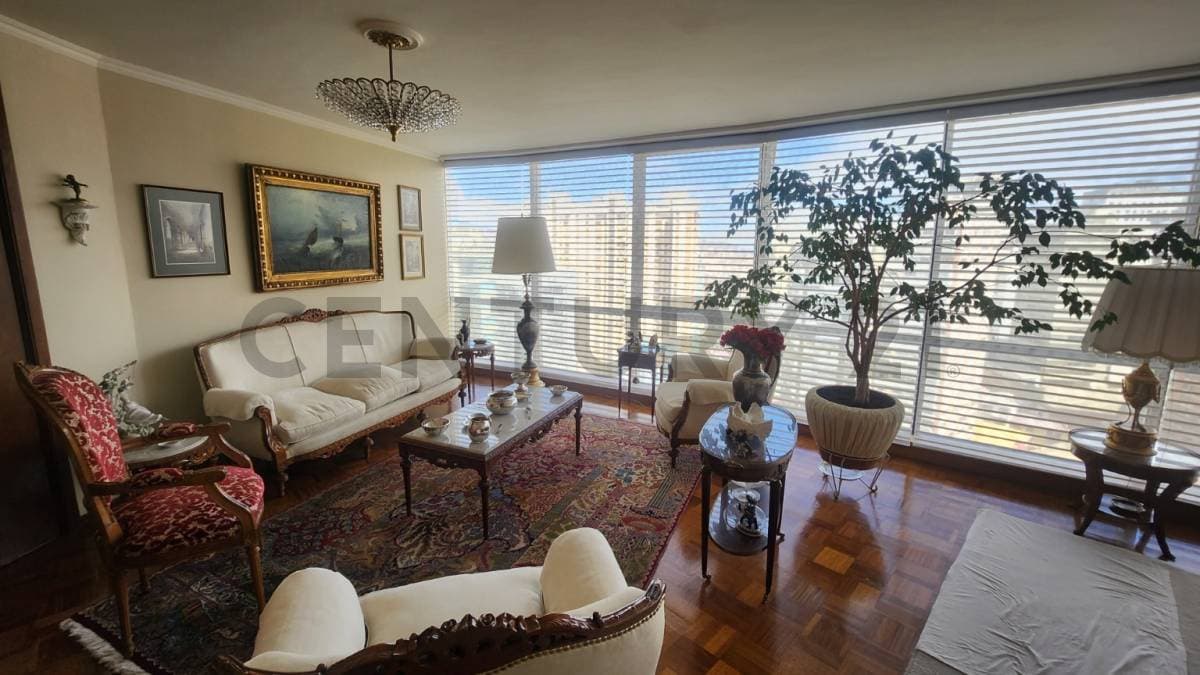 Foto de DEPARTAMENTO EN VENTA – PISO ALTO CON VISTA A LA PLAZA ISABEL LA CATÓLICA