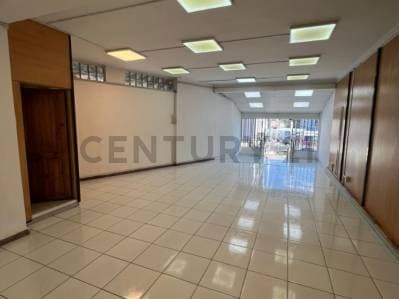 Foto de Amplio Local Comercial en Zona Estratégica de Los Pinos | Alto Flujo Comercial