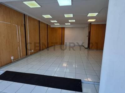 Foto de Amplio Local Comercial en Zona Estratégica de Los Pinos | Alto Flujo Comercial