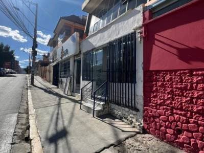 Foto de Amplio Local Comercial en Zona Estratégica de Los Pinos | Alto Flujo Comercial