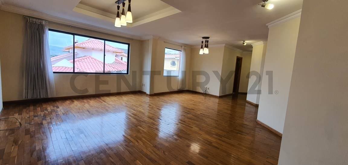 Foto de HERMOSO DEPARTAMENTO EN ALQUILER — LOS PINOS