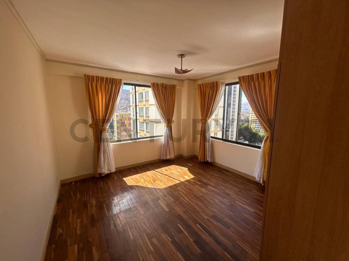 Foto de Departamento en Alquiler en Av. Arce – Frente al Multicine