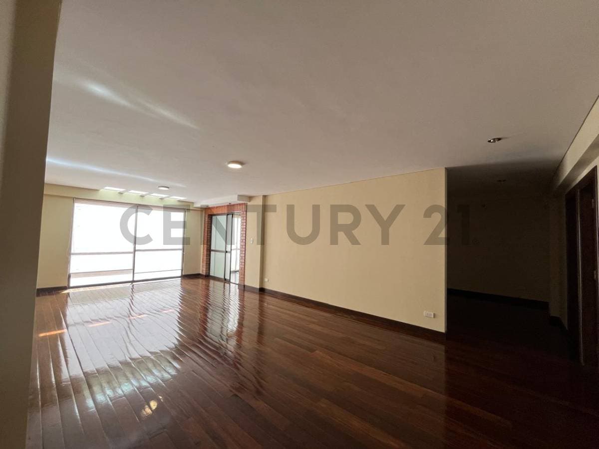 Foto de HERMOSO DEPARTAMENTO EN VENTA URBANIZACION FRANCIA - ACHUMANI CALLE 29