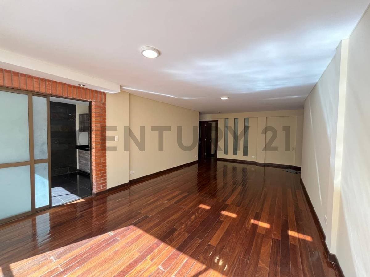 Foto de HERMOSO DEPARTAMENTO EN VENTA URBANIZACION FRANCIA - ACHUMANI CALLE 29