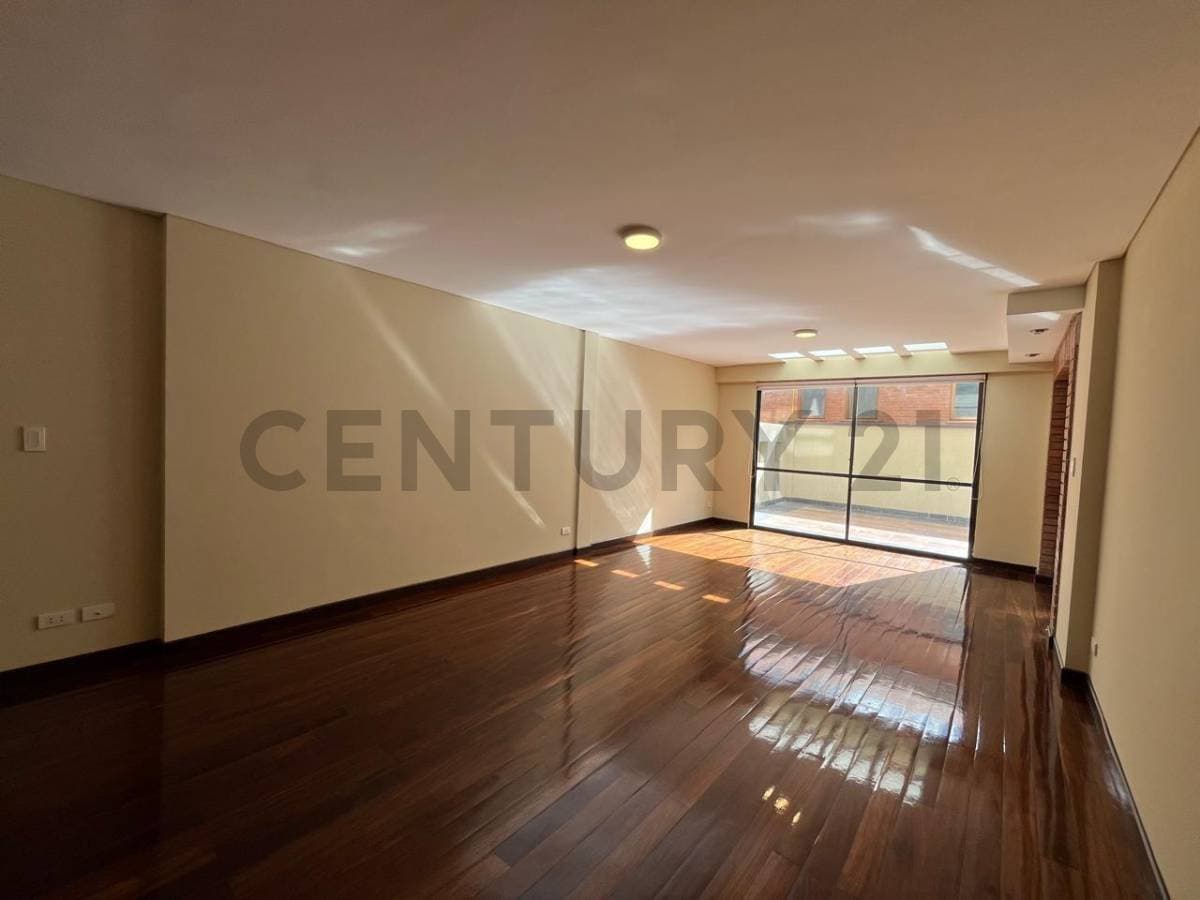 Foto de HERMOSO DEPARTAMENTO EN VENTA URBANIZACION FRANCIA - ACHUMANI CALLE 29