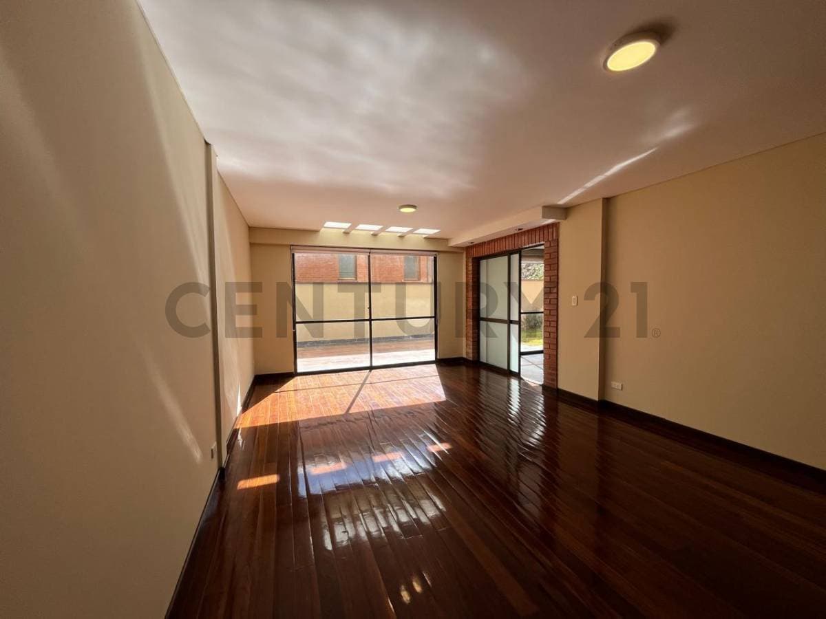 Foto de HERMOSO DEPARTAMENTO EN VENTA URBANIZACION FRANCIA - ACHUMANI CALLE 29