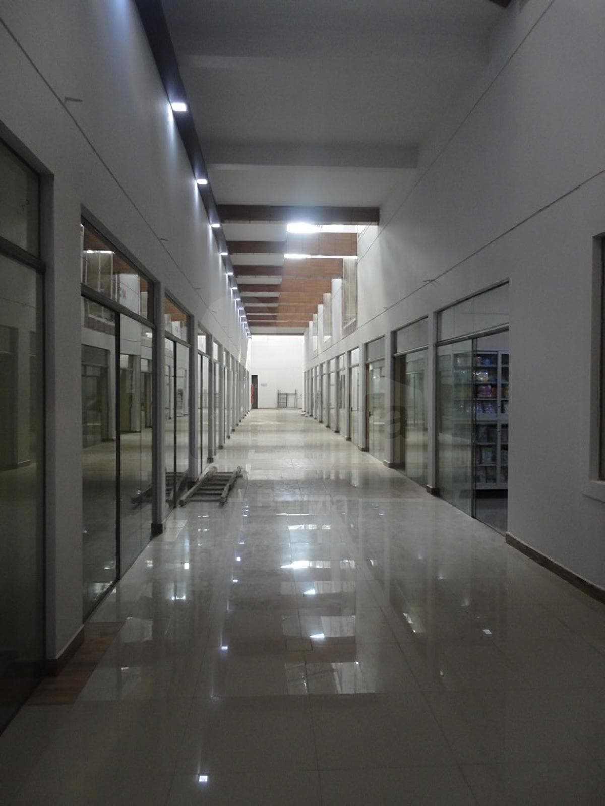 Foto de LOCAL COMERCIAL J18 MULTITIENDAS BRISAS DEL SUR FRENTE DEL HIPERMAXI