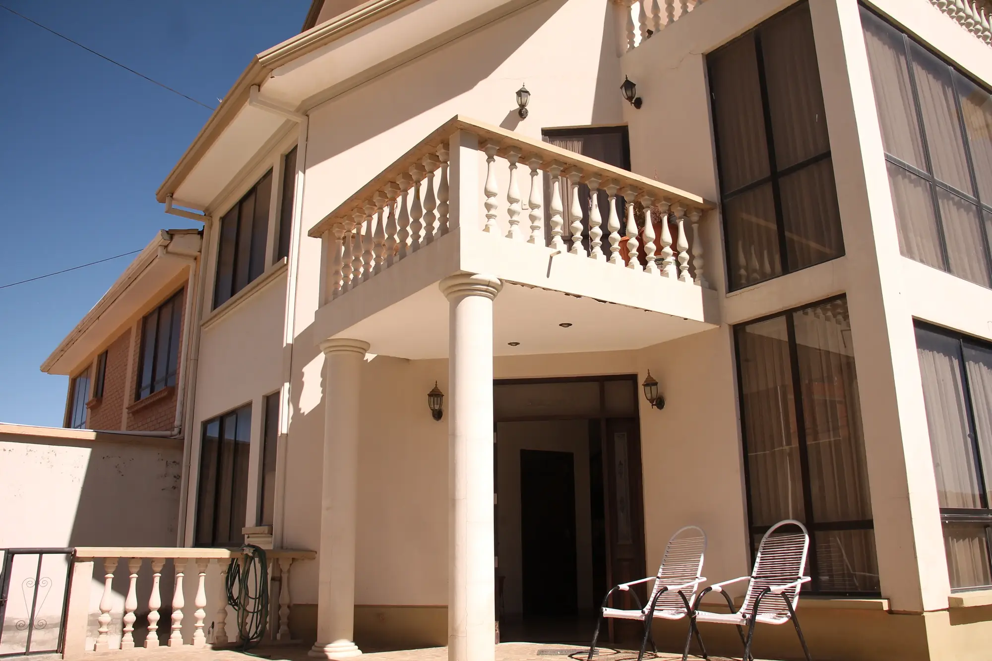 Foto de CASA EN ANTICRÉTICO – ACHUMANI, URB. LOS ROSALES