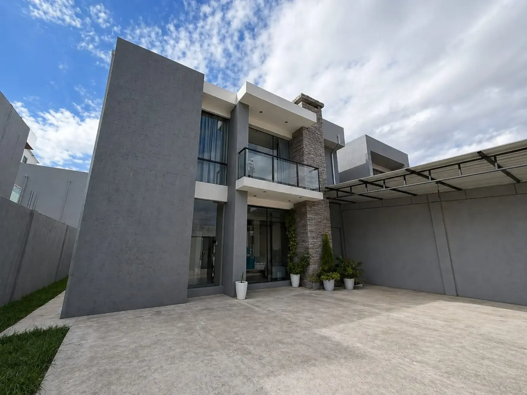 Foto de Casa Moderna en Zona Residencial Tablada – Tarija, Bolivia