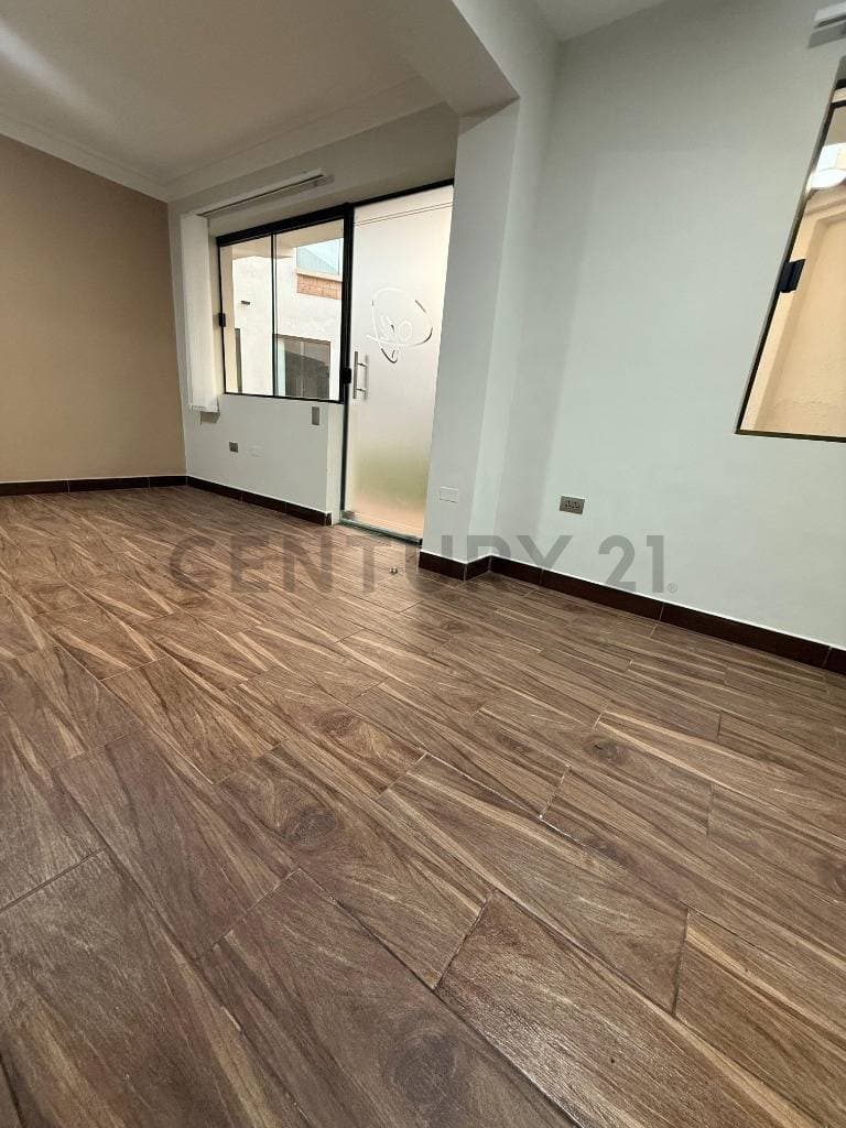 Foto de Oficina independiente a estrenar + baño privado en alquiler – zona San Matías