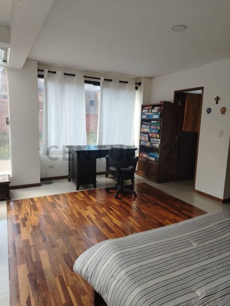 Foto de En alquiler departamento duplex amoblado de 2 dormitorios en suite en Achumani