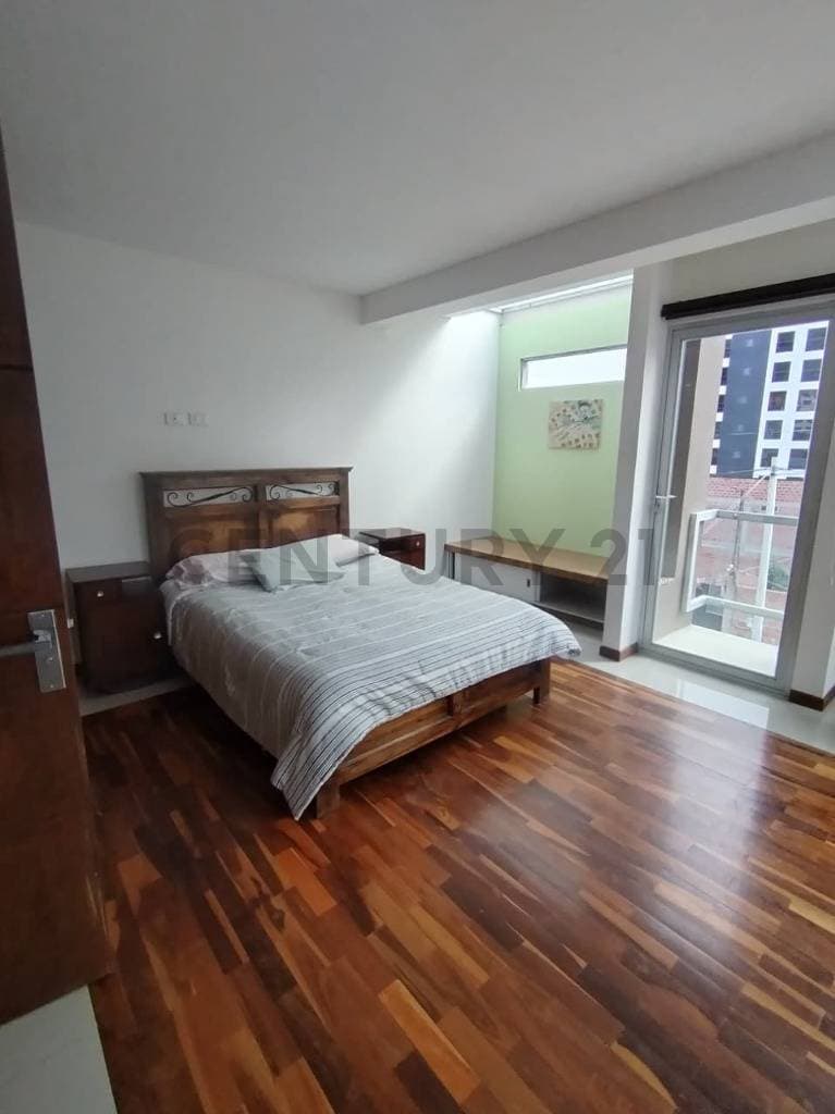 Foto de En alquiler departamento duplex amoblado de 2 dormitorios en suite en Achumani